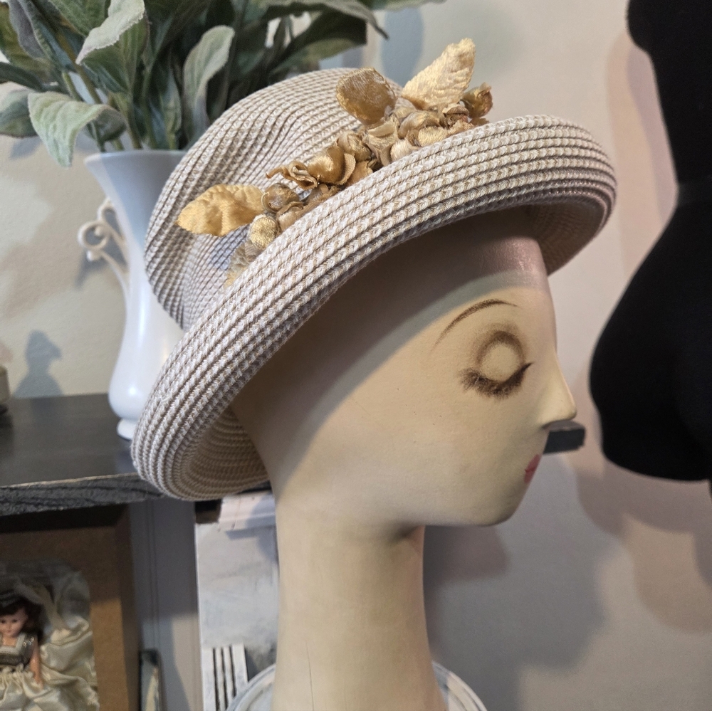 Liz Claiborne Hat With Velvet Flowers Tan Neutral With Wired Brim